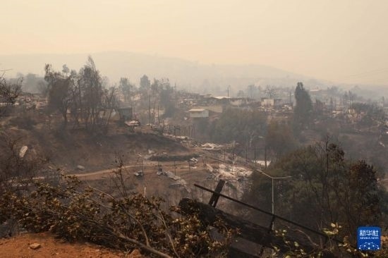 這是2月3日在智利瓦爾帕萊索大區(qū)比尼亞德?tīng)栺R市拍攝的在森林火災(zāi)中燒毀的房屋。新華社發(fā)