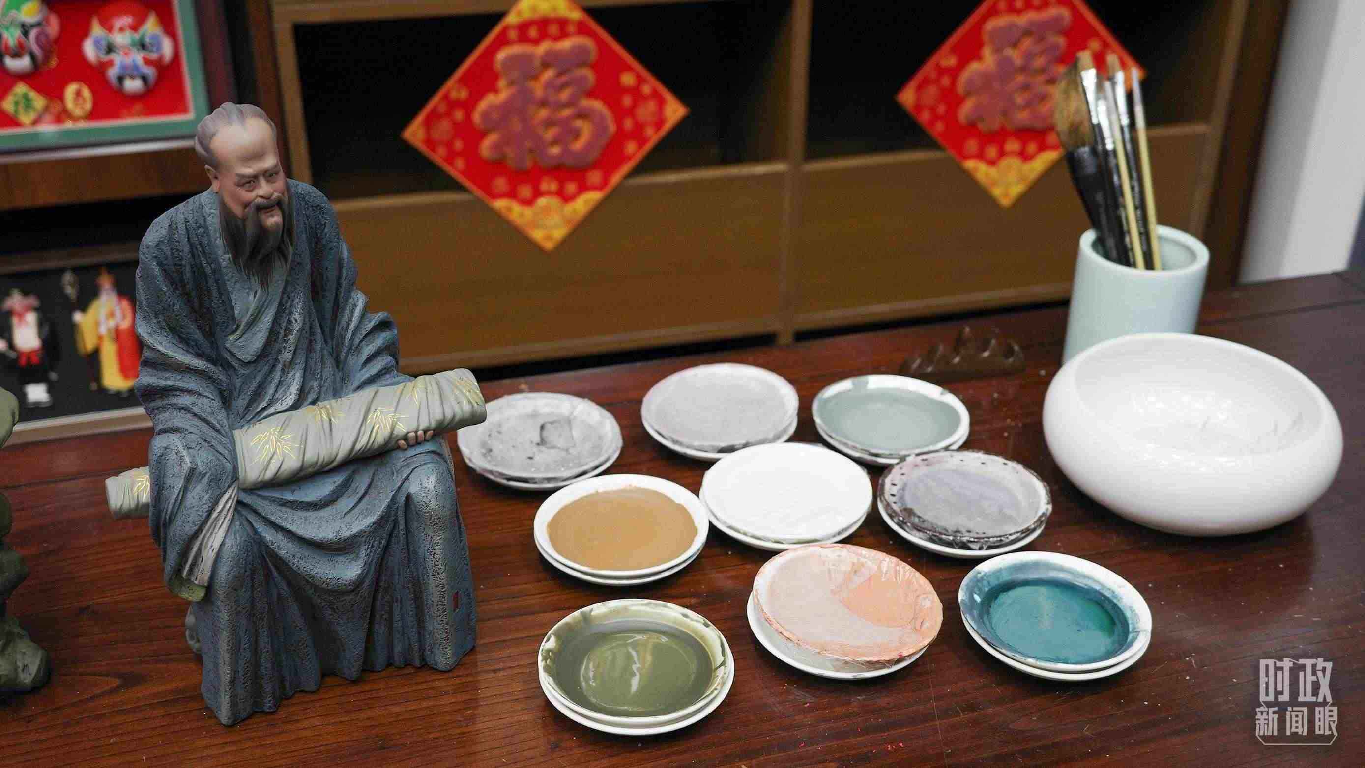 △天津古文化街，泥人張店鋪的上色顏料展示。（總臺(tái)央視記者覃思拍攝）