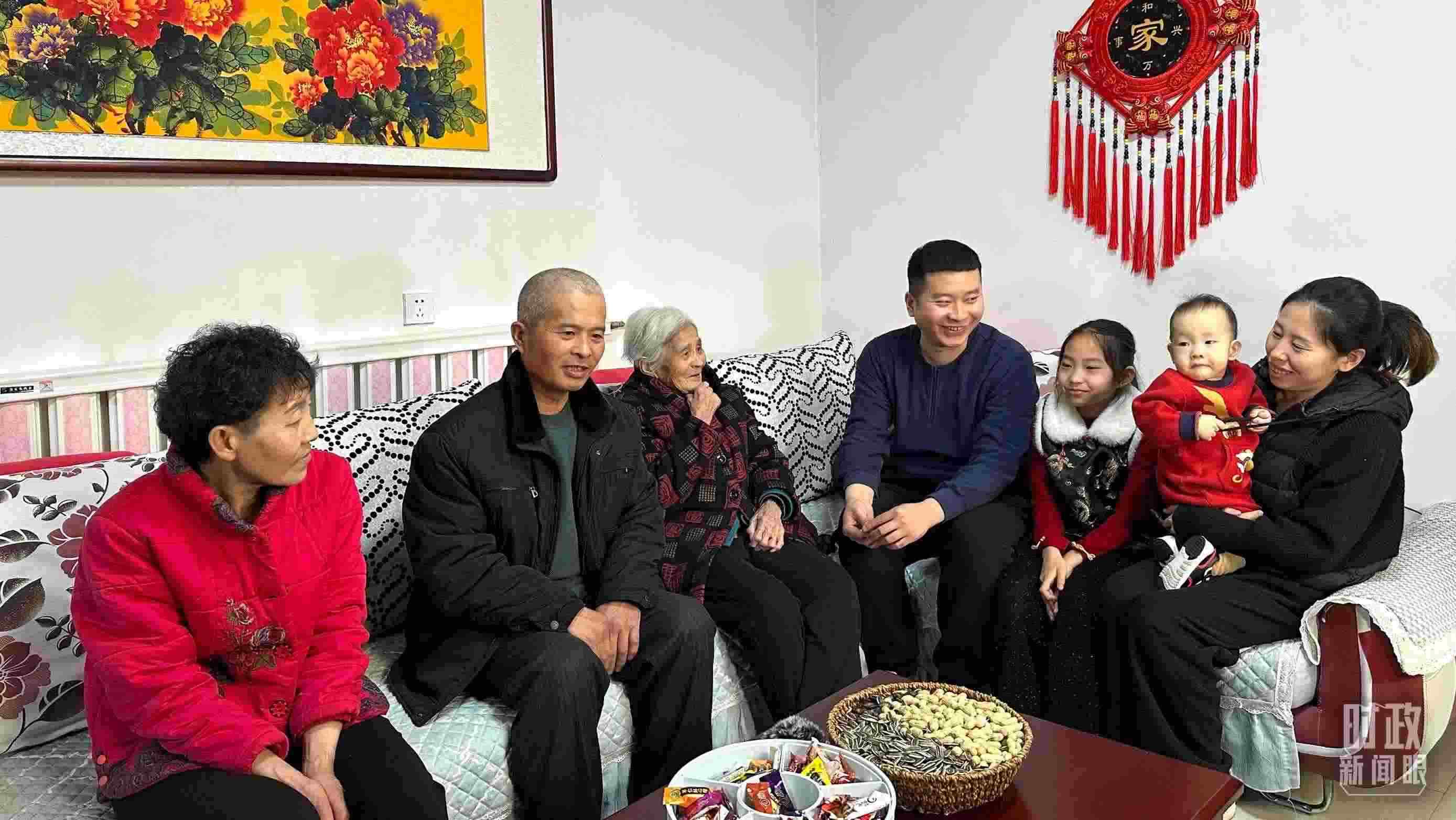 △第六埠村村民杜洪剛一家。（總臺(tái)央視記者趙化拍攝）