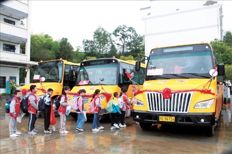 △2023年9月28日，湖北竹山縣校園直通車全域開通后，學(xué)生在有序排隊乘車。第二批主題教育開展后，竹山縣將實施農(nóng)村道路暢通工程作為為民辦實事的重要內(nèi)容。
