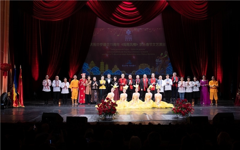 圖為韓大使、羅政府高官與泉州藝術(shù)團(tuán)演員合影。中國駐羅大使館文化處供圖。