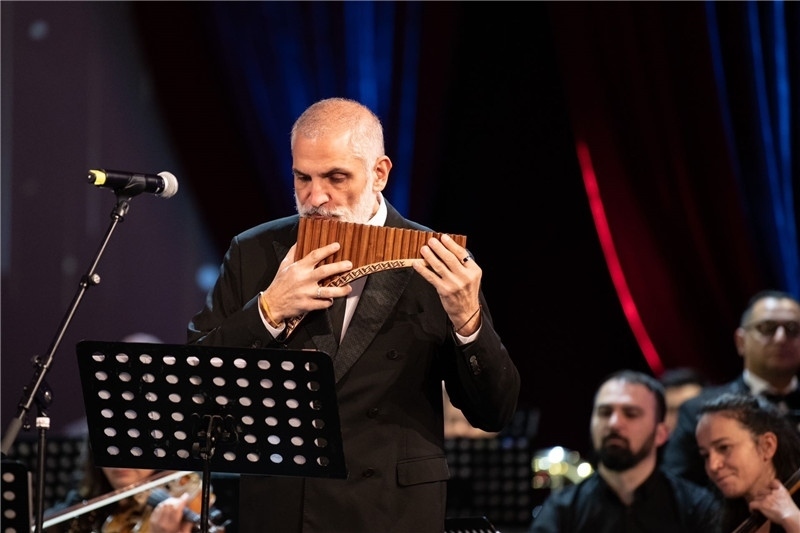 圖為著名排簫大師達(dá)米安·德拉吉奇在領(lǐng)銜演奏中國經(jīng)典曲目。 中國駐羅大使館文化處供圖。