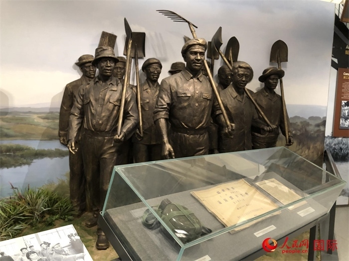 紀念園中展覽的筑路場景 。人民網(wǎng)記者 黃培昭攝