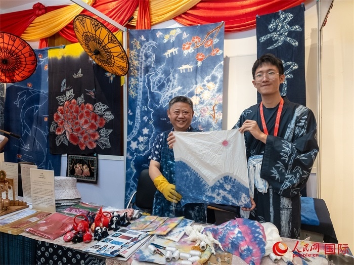 活動現(xiàn)場的扎染展示。人民網(wǎng)記者 謝佳君攝