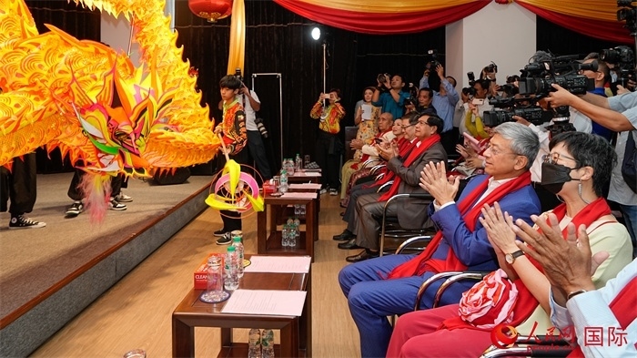 嘉賓觀看傳統(tǒng)舞龍表演。人民網(wǎng)記者 謝佳君攝