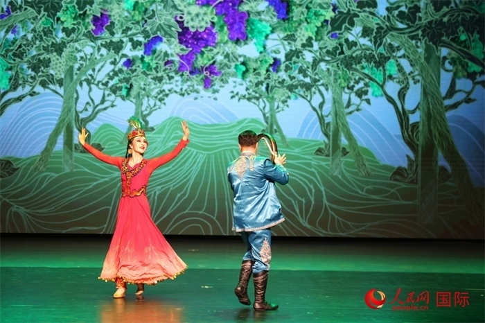 2日在阿聯(lián)酋迪拜舉行的大型音舞詩畫《新疆是個好地方》文藝演出。人民網(wǎng)記者 任皓宇攝