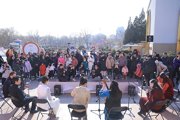 中國(guó)音樂學(xué)院“國(guó)樂快閃”演出。學(xué)校供圖