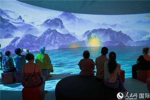 巴西民眾在活動(dòng)現(xiàn)場觀賞“走進(jìn)中國：沉浸式體驗(yàn)展”。人民網(wǎng)記者 陳海琪攝