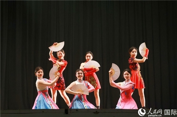 燈光秀匯演現(xiàn)場節(jié)目精彩紛呈。人民網(wǎng)記者 陳海琪攝