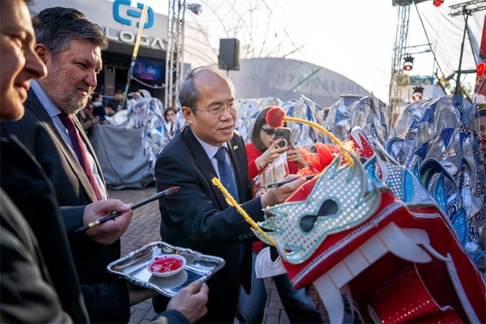 中國駐希臘大使館大使肖軍正與希方嘉賓為舞龍點睛?！吨邢r報》供圖