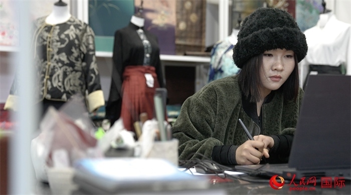 1月23日，在山東省菏澤市曹縣有愛云倉直播基地，張子晨正在設(shè)計漢服。 人民網(wǎng)記者 袁蒙攝