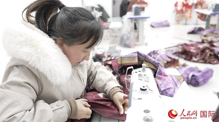 1月24日，在山東省菏澤市曹縣大集鎮(zhèn)云牧服飾有限公司，高燕正在縫制馬面裙。 人民網(wǎng)記者 袁蒙攝