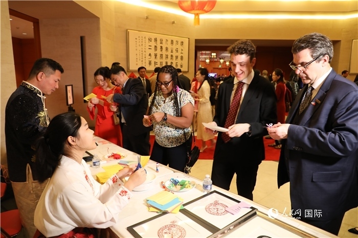 圖為美國民眾體驗中國春節(jié)民俗。人民網(wǎng)記者 李志偉攝