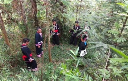 “瑤老”人民調(diào)解員翻山越嶺開展現(xiàn)場調(diào)解。