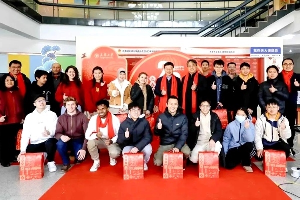 天津大學(xué)同學(xué)們收到新春大禮包。校方供圖