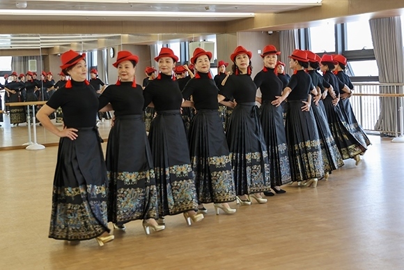 廈門思明區(qū)老年大學(xué)老年模特班正在上課。