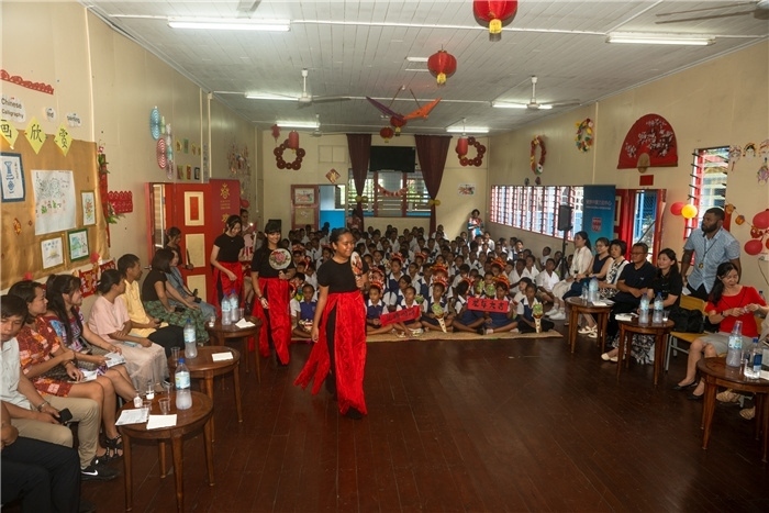 中華學(xué)校學(xué)生表演扇子舞。