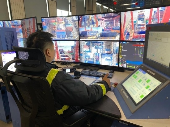 圖為寧波舟山港梅山港區(qū)遠(yuǎn)控操作室內(nèi)，橋吊司機(jī)在遠(yuǎn)程控制橋吊裝卸。新華社記者魏一駿 攝