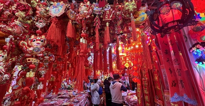 1月19日，市民在北京一商場(chǎng)內(nèi)選購(gòu)春節(jié)裝飾品。新華社記者李欣攝