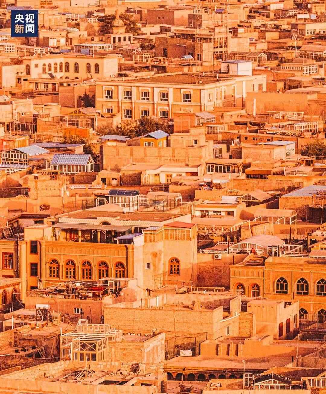 △喀什古城在天山和昆侖山的守護(hù)下，留住了千年前的樣子。