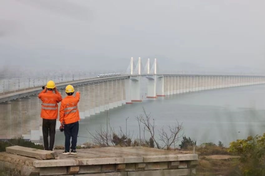 許沖和工友在白天巡視湄洲灣大橋上的供電設(shè)備。胡鵬攝