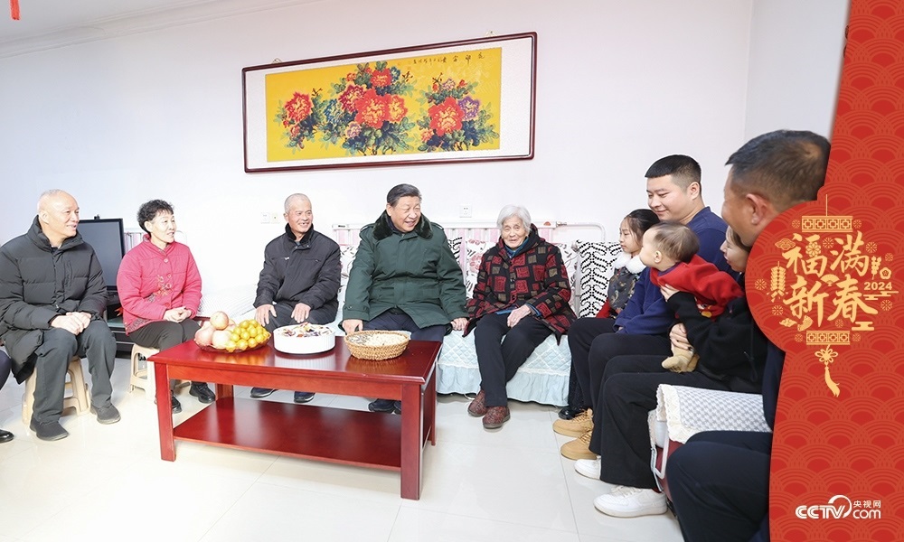 2024年2月1日，習(xí)近平總書記在天津市西青區(qū)辛口鎮(zhèn)第六埠村考察時(shí)，同村民杜洪剛一家人親切拉家常。