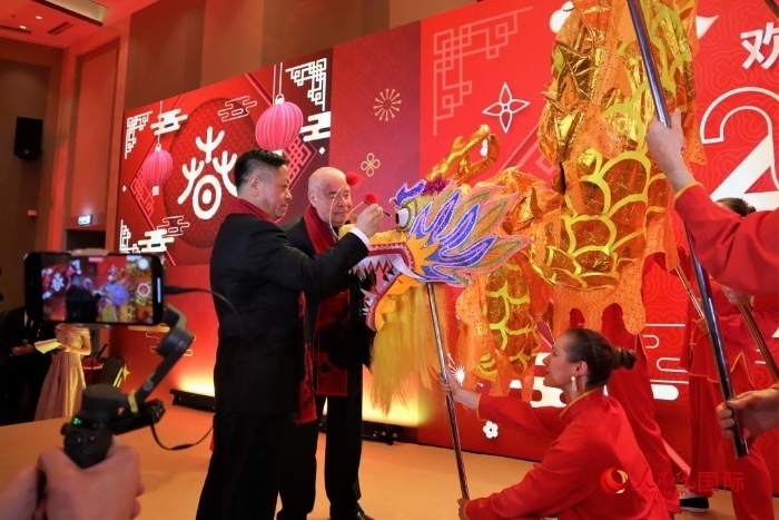 張漢暉（左）、施威特科（右）共同為彩龍點(diǎn)睛。于子恒攝