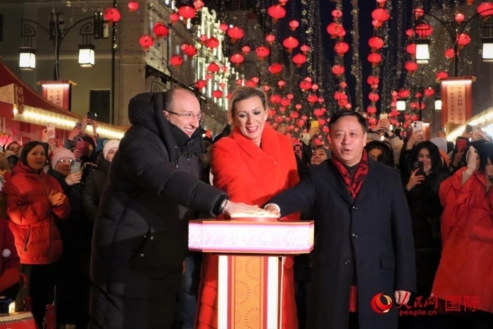 張漢暉、扎哈羅娃、科茲洛夫（從右至左）共同按下活動(dòng)啟動(dòng)按鈕。于子恒攝