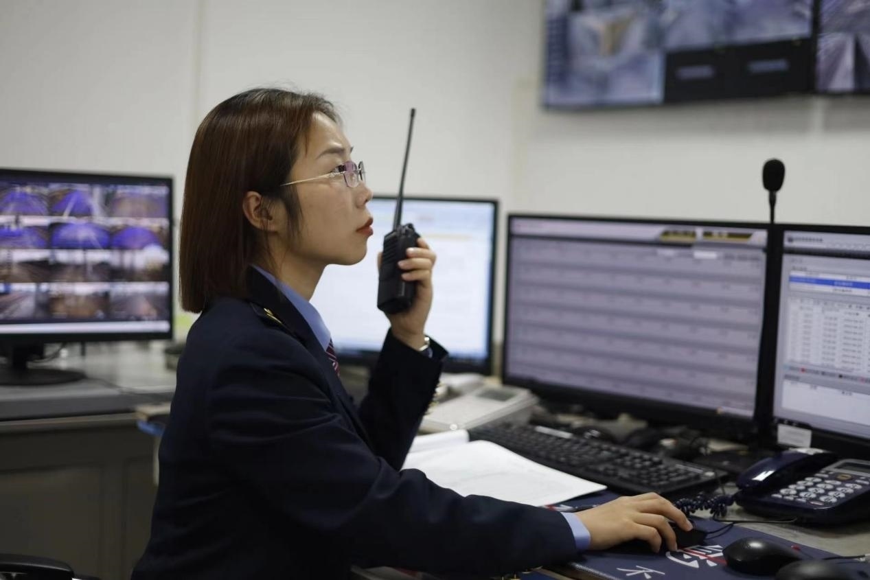 張華正在使用對講機(jī)溝通客運(yùn)工作情況。蔡紫妍攝