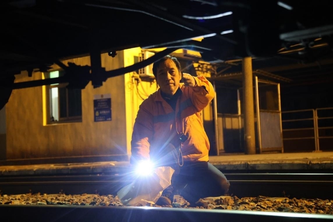 凌晨2點(diǎn)，李金饒正在檢查關(guān)門車。陸佳駿攝