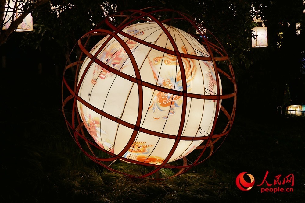 白鷺洲公園展出的燈彩作品。人民網(wǎng)記者 韋衍行攝