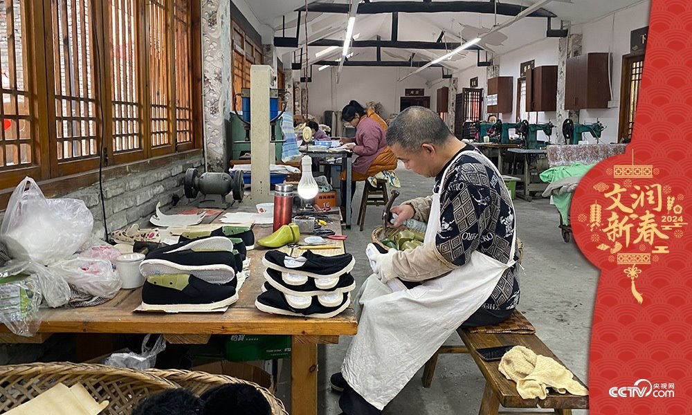 唐昌布鞋坊內(nèi)的工人正在趕制布鞋。王凡攝