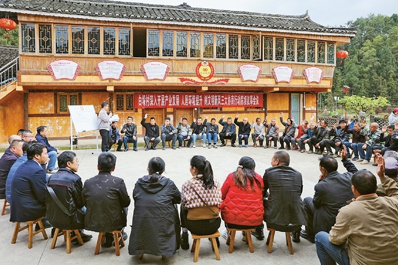 圖為2023年4月6日，貴州省黔東南苗族侗族自治州施秉縣白垛鄉(xiāng)白垛村村民在討論產業(yè)發(fā)展、人居環(huán)境提升、鄉(xiāng)村文明建設相關事宜。 人民圖片 磨桂賓/攝