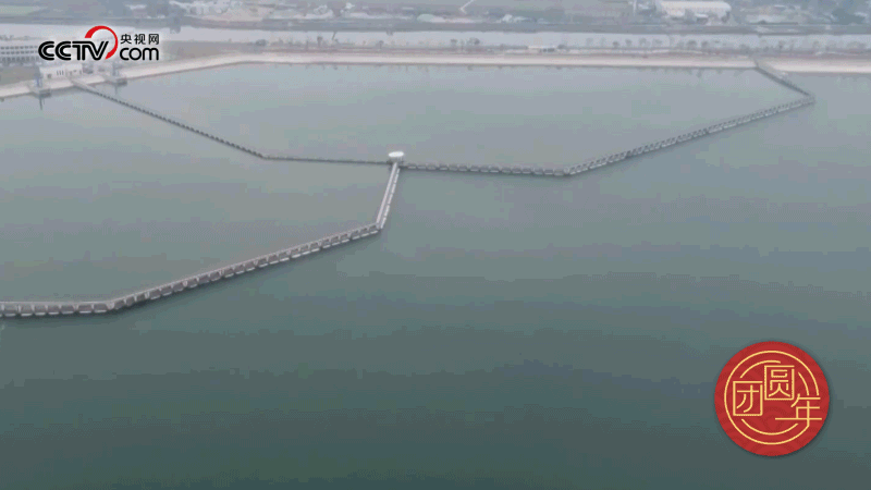 △西江潛地行，潤(rùn)澤大灣區(qū)。珠江三角洲水資源配置工程西起廣東佛山順德西江干流鯉魚(yú)洲，穿越獅子洋，東至深圳公明水庫(kù)，是世界上流量最大的長(zhǎng)距離有壓調(diào)水工程。