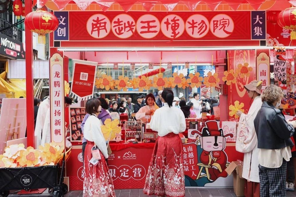 在西湖花市的南越王博物院攤位，文創(chuàng)與花市的跨界融合吸引了不少市民游客駐足。（南越王博物院供圖）