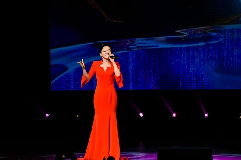 女高音歌唱家陳思思演唱《但愿人長久》。趙 靖攝