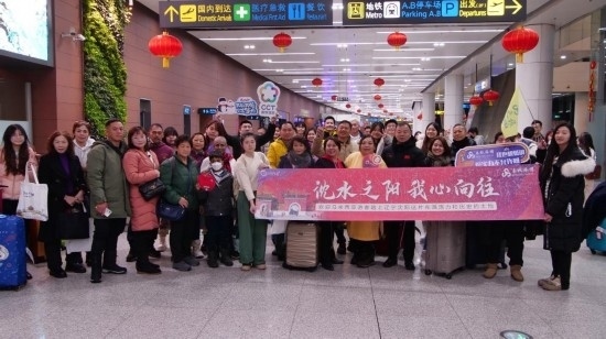 2月11日，一批馬來西亞游客抵達(dá)沈陽桃仙國際機(jī)場。新華社發(fā)