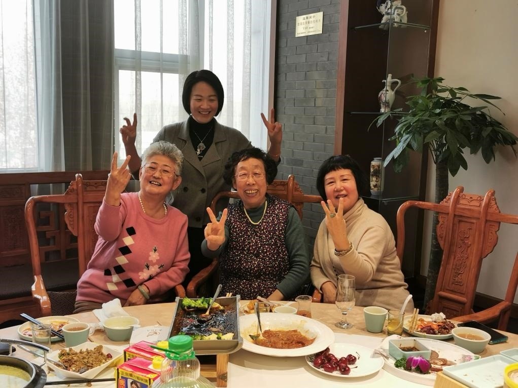 吳釗（前排左一）和鄰居一起在天津過年。（采訪對象供圖）