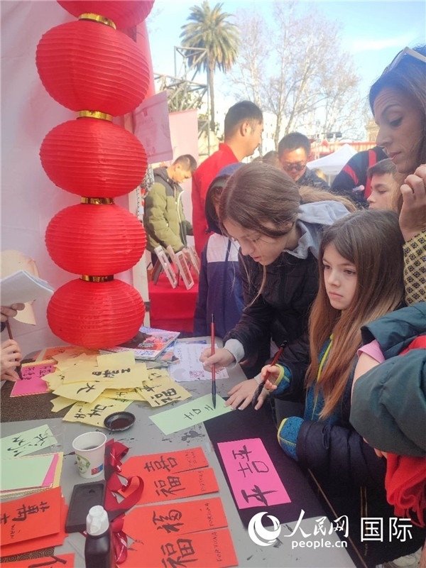 羅馬當(dāng)?shù)孛癖妼h字充滿興趣。人民網(wǎng)記者鄭彬攝