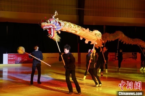 當(dāng)?shù)貢r(shí)間2月17日晚，作為農(nóng)歷甲辰龍年“歡樂春節(jié)”系列活動之一，別具特色的青少年冰上春晚在加拿大多倫多舉行。圖為青少年表演冰上舞龍。 中新社記者 余瑞冬 攝