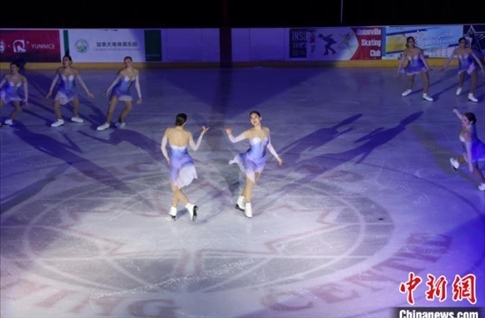 當(dāng)?shù)貢r(shí)間2月17日晚，青少年冰上春晚在加拿大多倫多舉行。圖為曾獲加拿大全國冠軍的一支青少年花滑隊(duì)進(jìn)行集體自由滑表演。 中新社記者 余瑞冬 攝
