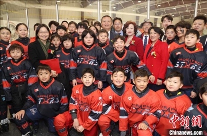 當(dāng)?shù)貢r(shí)間2月17日晚，青少年冰上春晚在加拿大多倫多舉行。圖為中國駐多倫多總領(lǐng)事羅偉東和主辦方代表、與會嘉賓與“未來之星”冰球隊(duì)華裔少年冰球手們合影。 中新社記者 余瑞冬 攝