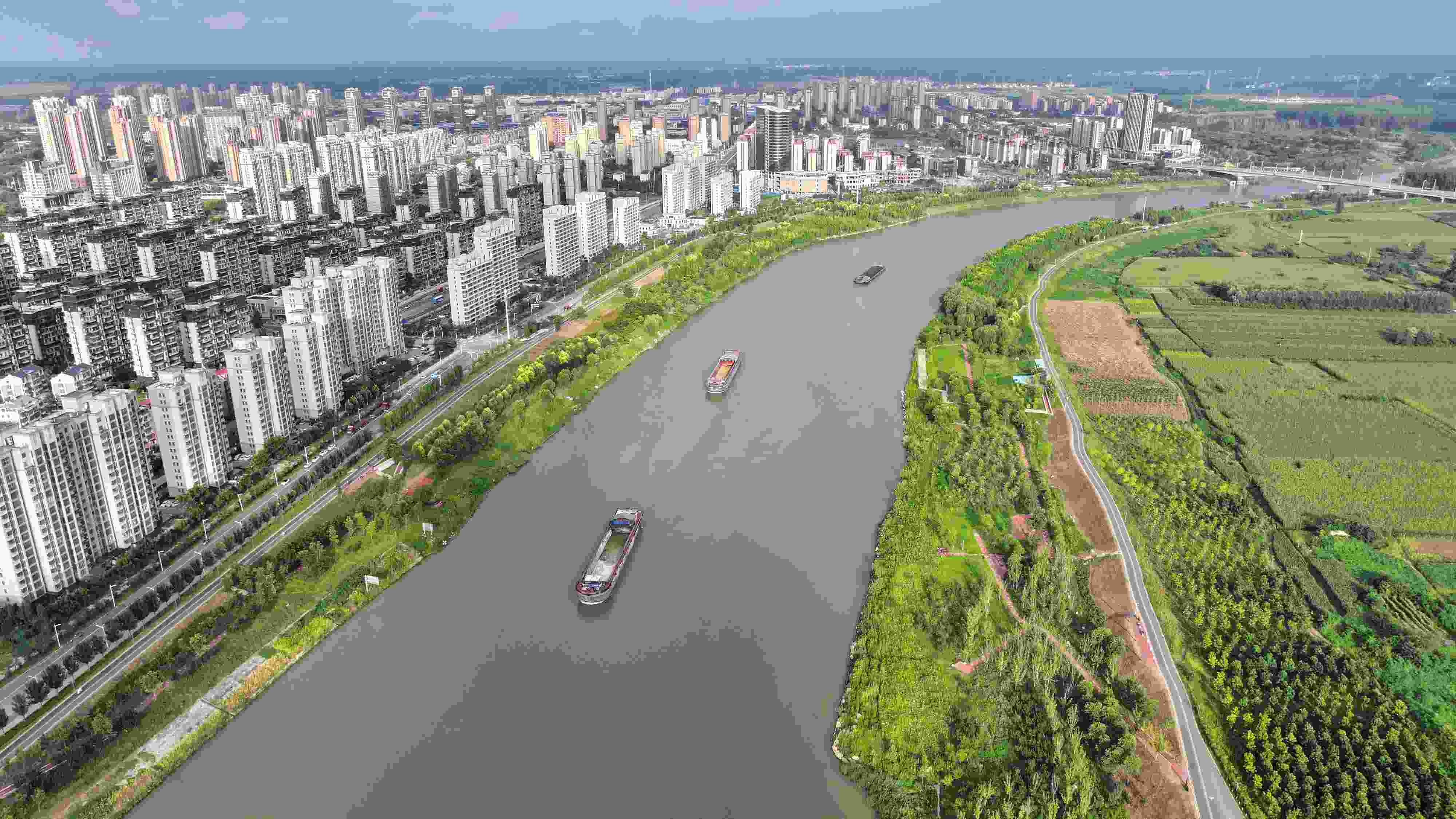 △ 2023年8月21日，安徽阜陽(yáng)，初秋時(shí)節(jié)，界首城市建設(shè)與沙潁河水系、橋梁和綠植相映襯，構(gòu)成一幅生態(tài)宜居的美麗畫卷。