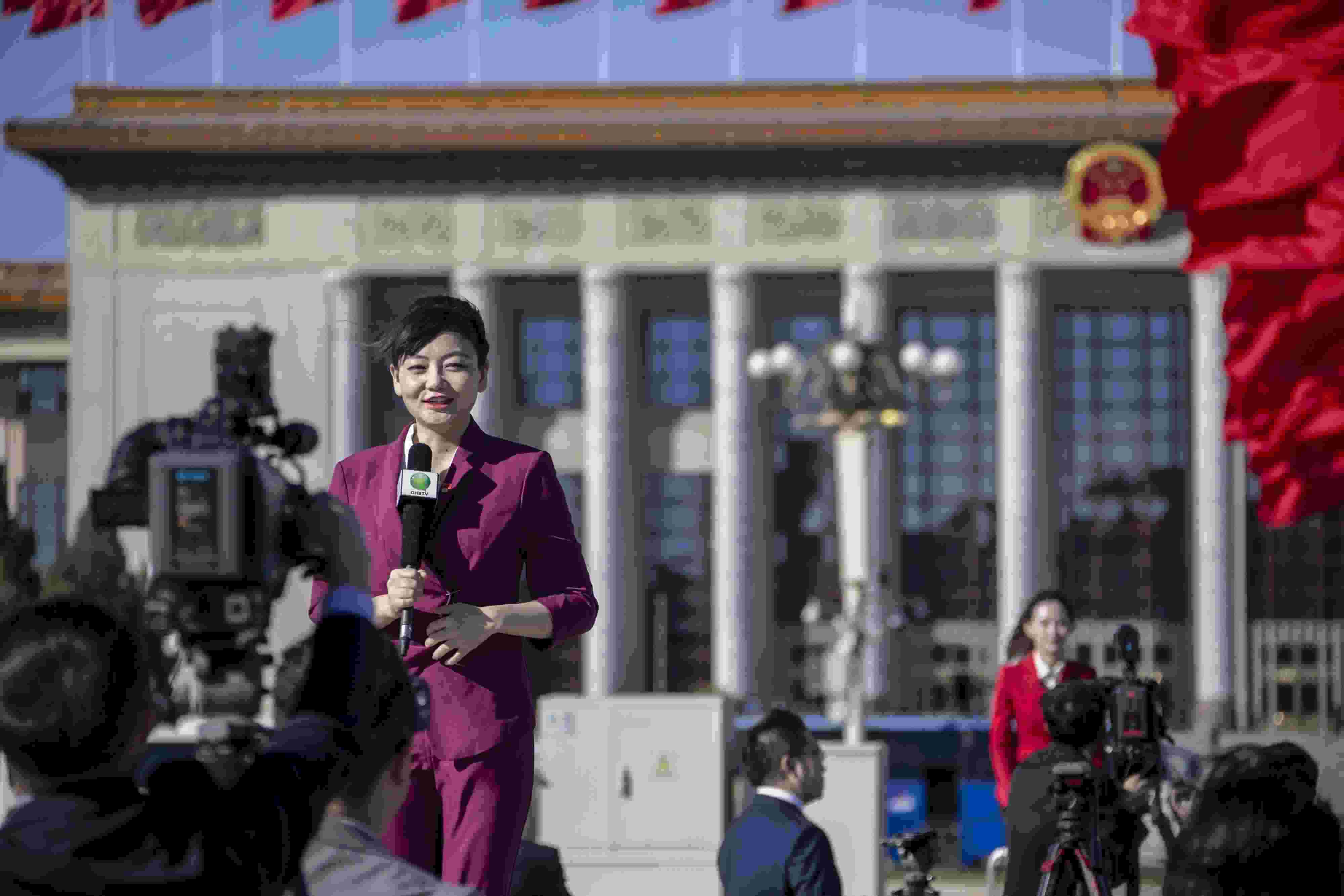 △ 2022年10月22日，北京人民大會(huì)堂，中國共產(chǎn)黨第二十次全國代表大會(huì)勝利閉幕，媒體記者戶外進(jìn)行現(xiàn)場報(bào)道。