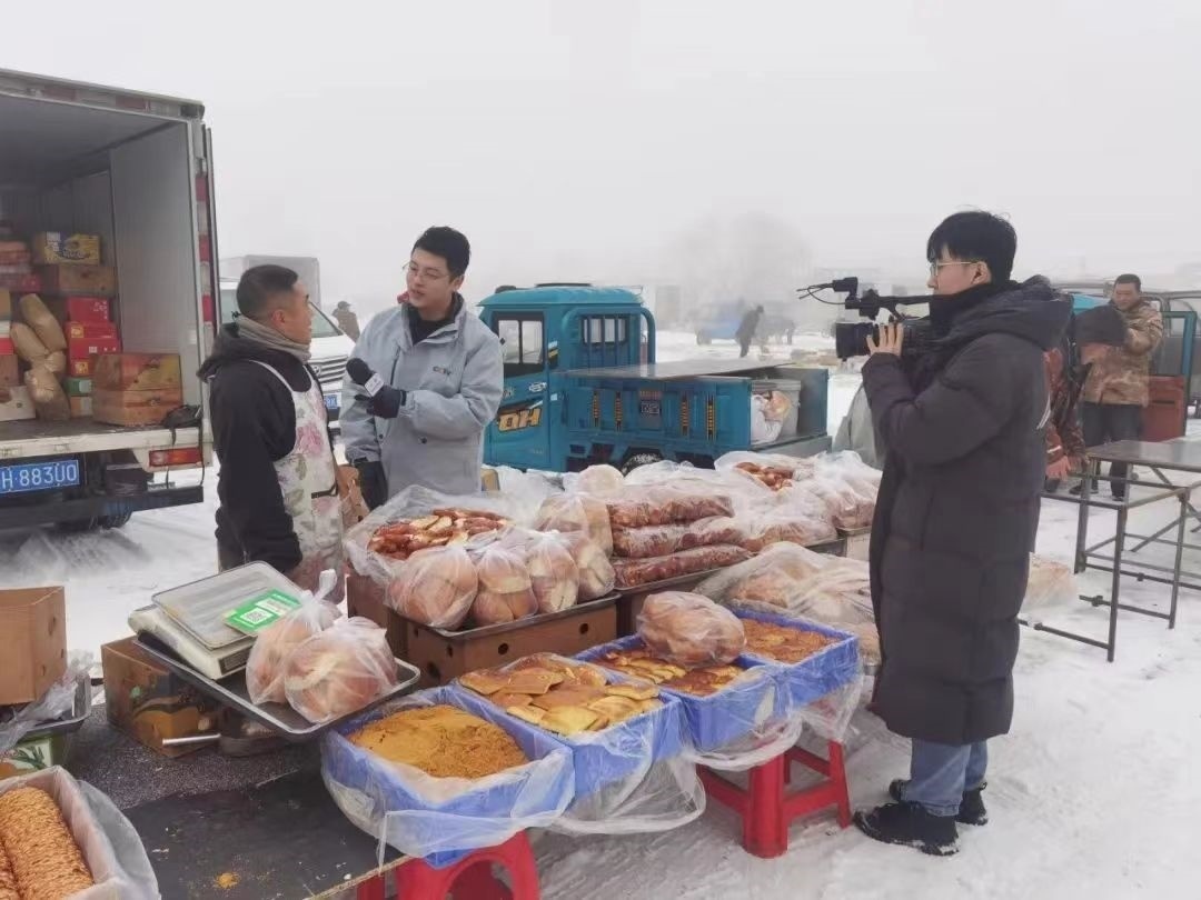 △ 2024年1月1日，在中央廣播電視總臺(tái)中央電視臺(tái)《新年新愿》報(bào)道中，遼寧營口鲅魚圈區(qū)大集賣餅干的小哥憨態(tài)可掬的表情、生機(jī)勃勃的臉龐、充滿煙火氣的新年愿望，讓他火爆出圈。