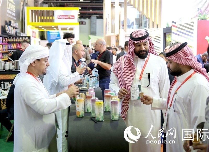 圖為專業(yè)觀眾在海灣食品展飲料展區(qū)參觀。人民網(wǎng) 塔里克·易卜拉欣攝