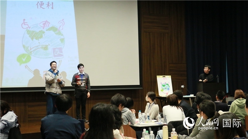 學(xué)生們發(fā)表小組討論成果。人民網(wǎng) 許可攝