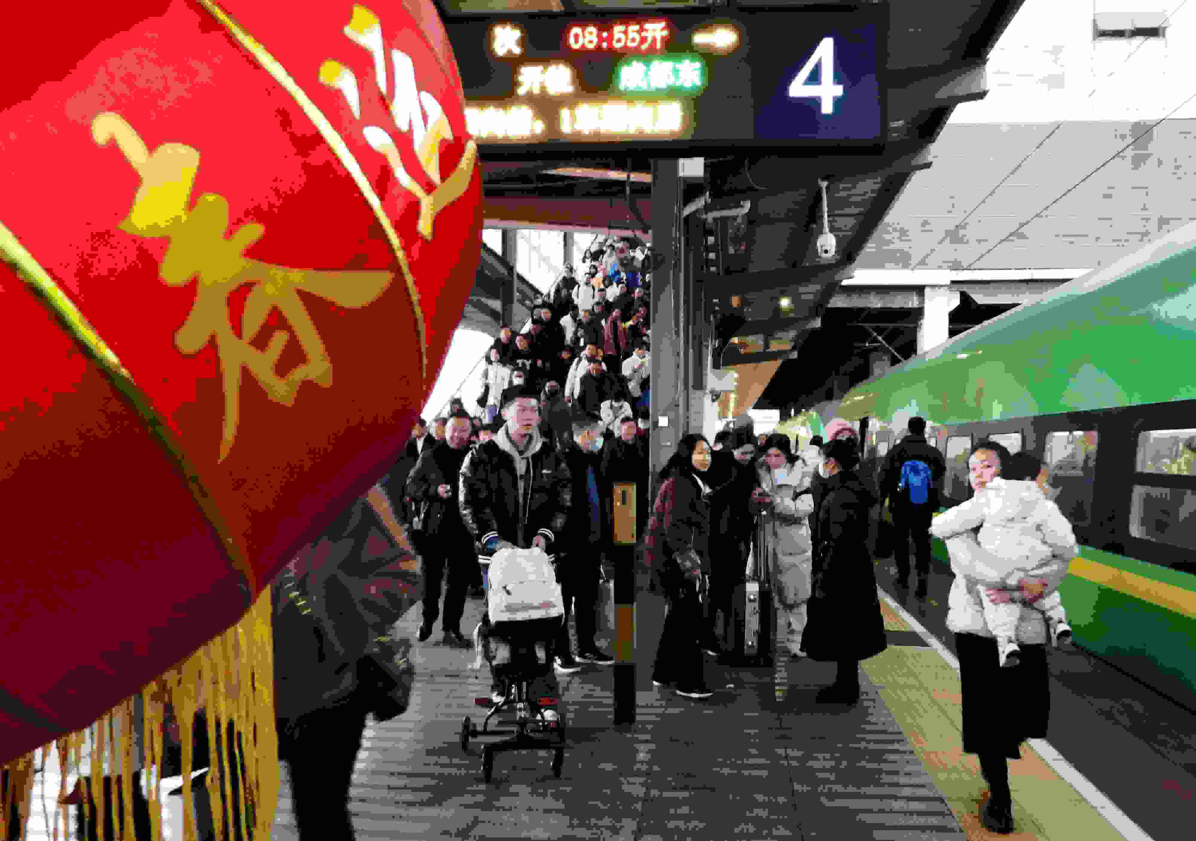 △ 2024年1月26日，四川省達州市車站，準備乘坐“復興號”動車組列車出行的旅客。