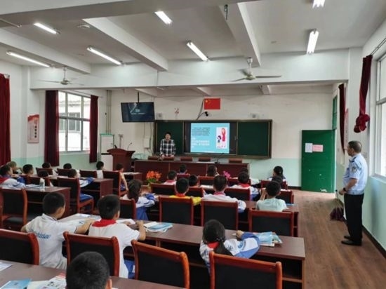 安全知識(shí)宣傳進(jìn)校園。將樂縣農(nóng)業(yè)農(nóng)村局供圖