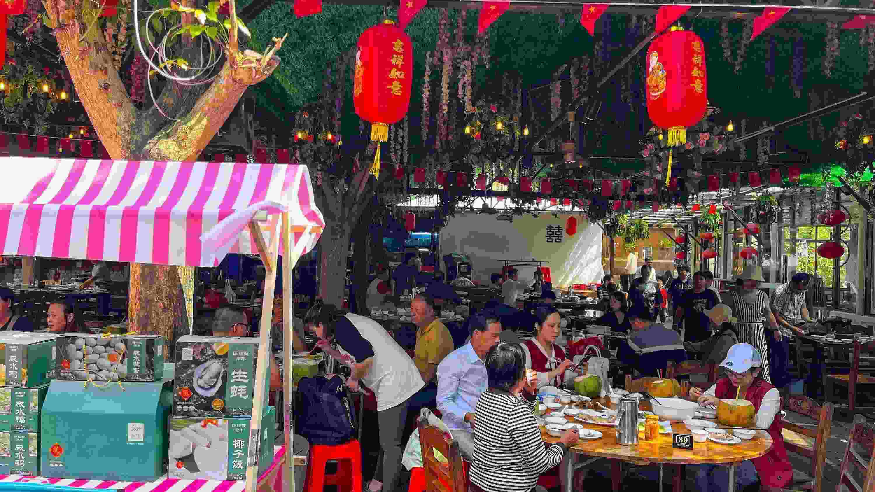 △ 2024年2月17日，春節(jié)假期最后一天，?？卩l(xiāng)村旅游持續(xù)火爆，眾多游客前往漁家樂品嘗特色海鮮和鄉(xiāng)村美食。
